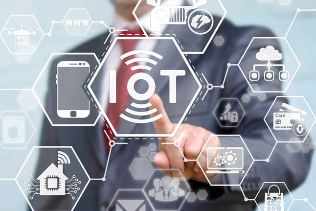 imagem com homem apontando para o elemento de IoT em uma tela