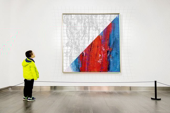 menino em um museu de arte